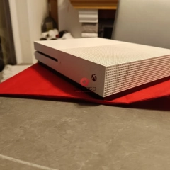 Sprzedam Xbox one plus dwa pady do grania