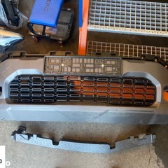 DACIA DUSTER 3 III ZDERZAK PRZEDNI PRZÓD PŁYTA ZDERZAKA POD SILNIK ABSORBER STYROPIANOWY KRATKA ZDERZAKA