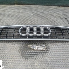 Atrapka 8E0853651F Atrapa Gril Maski Chrom Ramka Emblemat Znaczek Audi A4 B6