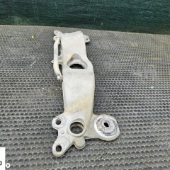 Łapa Wspornik 8E0399263R Poduszka Podpora Belka Skrzyni Skrzynia Biegów Audi A4 B6 B7