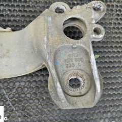 Łapa Wspornik 8E0399263R Poduszka Podpora Belka Skrzyni Skrzynia Biegów Audi A4 B6 B7