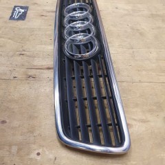 Atrapa Atrapka Gril 8D0853651E 8D0853651J Maski Ramka Chrom Znaczek AUDI A4 B5