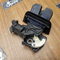 Zamek 8P4827505C 8E9827520A Klapy Bagażnika Czujnik Rygiel Bolec AUDI A3 8P A4 B7 B8 A5 8T A6