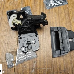 Zamek 8P4827505C 8E9827520A Klapy Bagażnika Czujnik Rygiel Bolec AUDI A3 8P A4 B7 B8 A5 8T A6