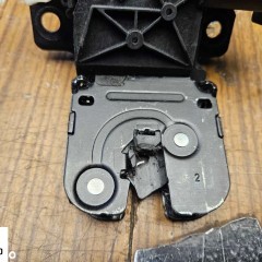 Zamek 8P4827505C 8E9827520A Klapy Bagażnika Czujnik Rygiel Bolec AUDI A3 8P A4 B7 B8 A5 8T A6