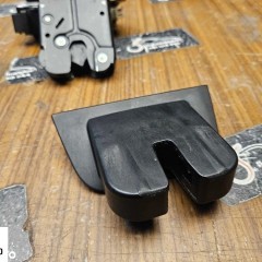 Zamek 8P4827505C 8E9827520A Klapy Bagażnika Czujnik Rygiel Bolec AUDI A3 8P A4 B7 B8 A5 8T A6