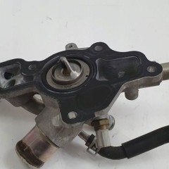 NISSAN JUKE 1.6T OBUDOWA TERMOSTATU CZUJNIK