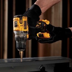 Wkrętarka 12V 57,5Nm 2x2Ah DCD701D2 DeWALT zapakowana w kufer