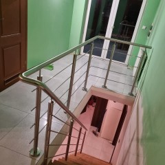 Balustrady ze stali nierdzewnej, malowane.