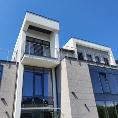 Balustrady ze stali nierdzewnej, malowane.