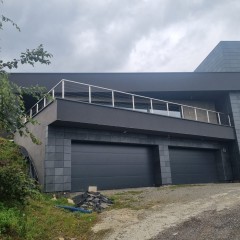 Balustrady ze stali nierdzewnej, malowane.