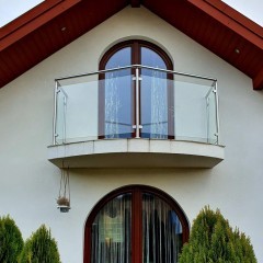 Balustrady ze stali nierdzewnej, malowane.