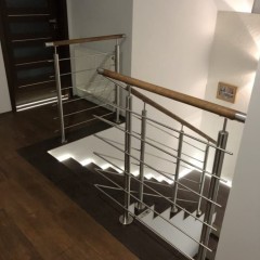 Balustrady ze stali nierdzewnej, malowane.