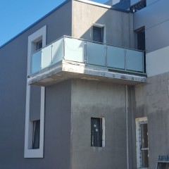 Balustrady ze stali nierdzewnej, malowane.