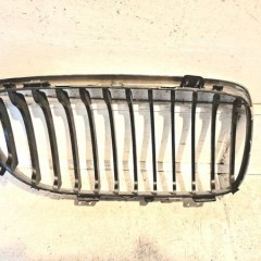 BMW E90 / E91 / E92 05- LEWA NERKA / ATRAPA / GRILL PRZEDNI PRZÓD Z CHROMOWANYMI PIONOWYMI PASECZKAMI ( ŻEBERKAMI ) , NR 1648030407 / 224059-10 / 224059